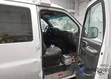 2002 Chevrolet Express z USA, uszkodzony, nr VIN 1GCGG25R521209924